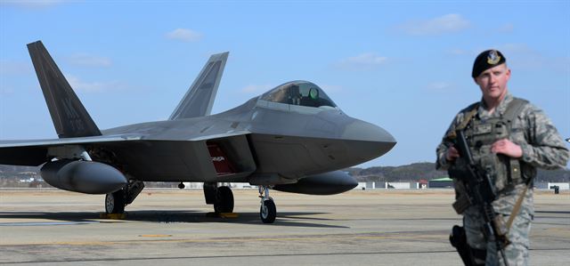 17일 경기 평택시 오산 미공군기지에 미국 전략자산인 F-22랩터 스텔스 전폭기가 착륙해 있다.사진공동취재단