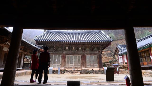 국내에서 유일하게 하앙식 건축기법을 사용해 국보로 지정된 극락전.