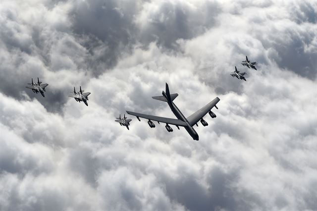 미국의 공중 전략 무기인 B-52 장거리 폭격기가 10일 오후 우리 공군의 F-15K, 미군의 F-16과 한반도 상공을 비행하고 있다. 공군제공