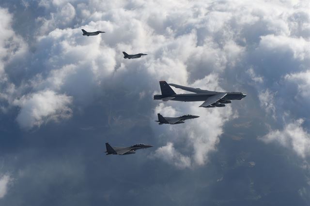 10일 오후 미군의 B-52가 우리 공군의 F-15K와 미군의 F-16과 한반도 상공에서 작전을 수행하고 있는 모습. 공군제공