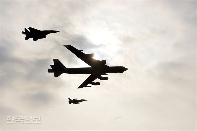 B-52가 10일 오후 우리 공군의 F-15K 미군의 F-16과 함께 경기 오산공군기지 상공을 비행하고 있다. 평택=서재훈기자 spring@hankookilbo.com