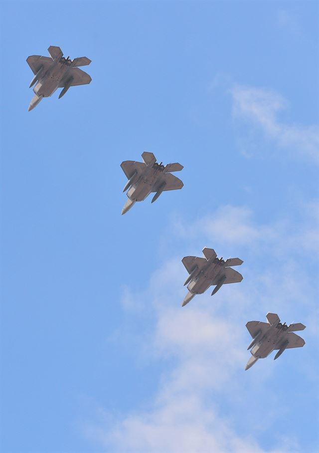 F-22 랩터 4대가 17일 경기 평택 주한미군 오산공군기지 상공에서 편대비행하고 있다. 평택=사진공동취재단