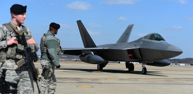 F-22랩터가 17일 경기 평택 주한미군 오산공군기지에 착륙해 있다. 평택=사진공동취재단