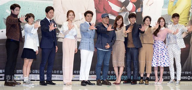 17일 오후 서울 영등포동 타임스퀘어에서 KBS 2TV 주말드라마 ‘아이가 다섯’ 제작발표회가 열렸다. 김정규 감독(가운데)과 출연진이 ‘다섯’ 포즈를 취하고 있다.(왼쪽부터 심형탁, 심이영, 권오중, 왕빛나, 안재욱, 소유진, 안우연, 신혜선, 임수향, 성훈) 이정현 인턴기자