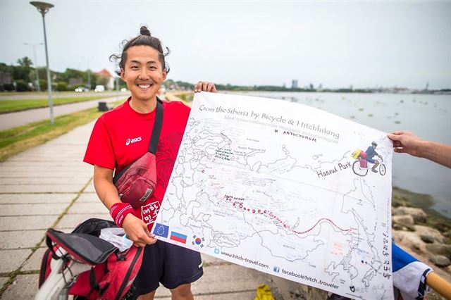 목적지인 에스토니아 탈린에 도착한 박씨. 두 달 동안 쉬지않고 7,200km를 달렸다.