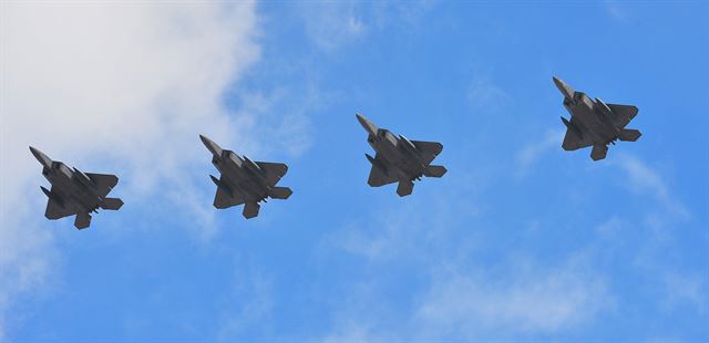 F-22 전투기 편대가 17일 경기도 평택 주한미군 오산공군기지 상공에서 저공비행하고 있다. 사진공동취재단