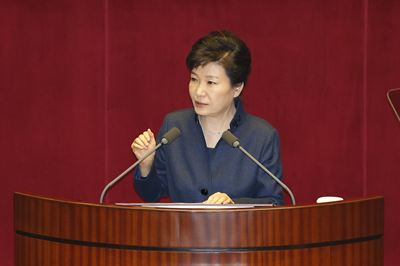 박근혜 대통령이 16일 국회 본회의장에서 안보 위기와 관련한 '국정에 관한 국회 연설'을 하면서 북한 비핵화에 대한 단호한 의지를 강조하고 있다. 연합뉴스