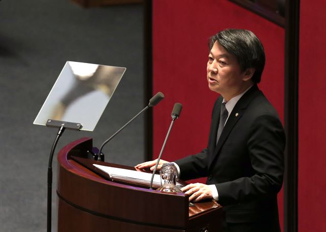 안철수 국민의당 공동대표가 18일 국회에서 열린 본회의에서 비교섭단체 대표 발언을 하고 있다. 연합뉴스