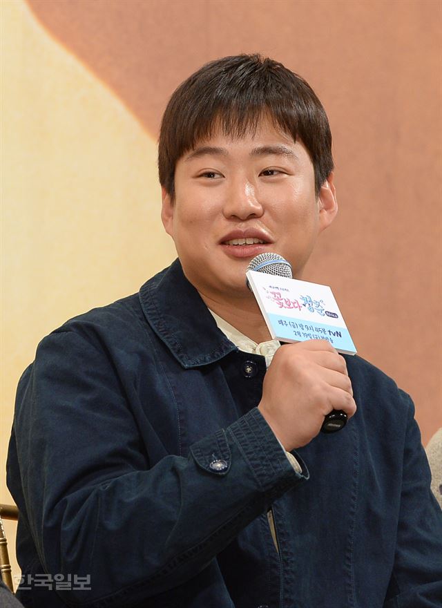 18일 오후 서울 논현동 임피리얼팰리스 호텔에서 ‘꽃보다 청춘 아프리카’ 제작발표회가 열렸다. 배우 안재홍이 여행을 다녀온 소감을 이야기하고 있다. 이정현 인턴기자