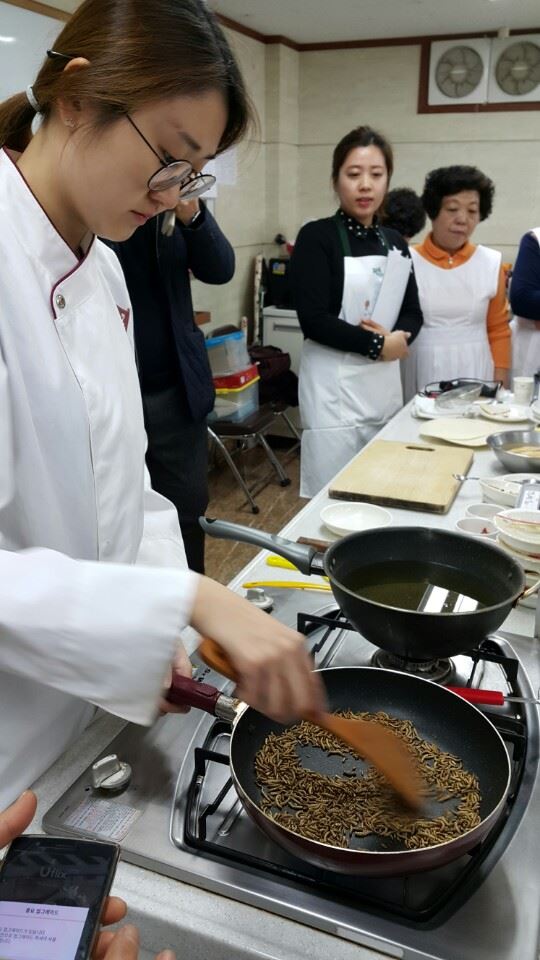 예천 곤충조리실습에서 갈색거저리 곤충 애벌레를 볶고 있다.