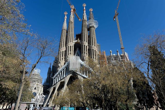 17일(현지시간) '수난의 파사드(Passion Facade)'쪽에서 바라본 파밀리아 성당의 모습. 바르셀로나=AFP 연합뉴스