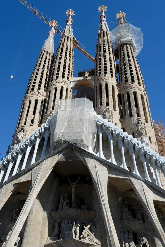 17일(현지시간) '수난의 파사드(Passion Facade)'쪽에서 바라본 파밀리아 성당의 모습. 바르셀로나=AFP 연합뉴스