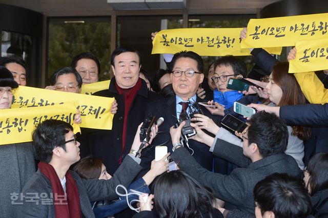 [저작권 한국일보]18일 대법원에서 금품수수 혐의 파기환송을 선고받은 박지원의원이 기자들의 질문에 답하고 있다. 16.02.18 신상순 선임기자ssshin@hankookilbo.com /2016-02-18(한국일보)