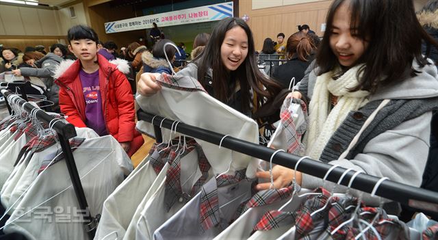 ] [저작권 한국일보]18일 서울 서대문구청에서 열린 서대문구 교복물려주기 나눔장터에서 학생 선배들이 내놓은 교복을 고르고 있다. 2016.02.18 신상순 선임기자ssshin@hankookilbo.com /2016-02-18(한국일보)