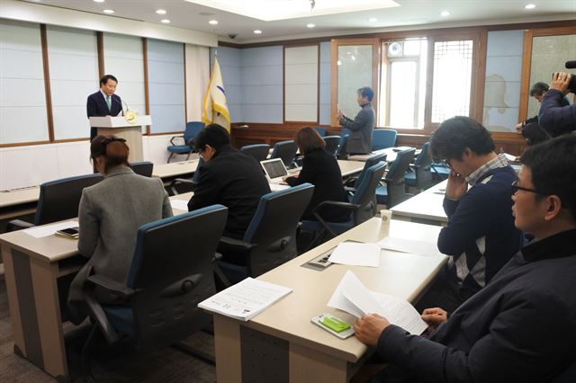 염동열 국회의원은 18일 강원랜드 채용 비리 의혹과 관련 “청탁이나 부당한 대가수수는 전혀 사실과 다르다”며 이번 문제에 연루된 관계자의 실명공개와 신속한 수사를 요구했다.