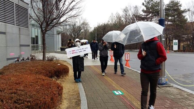 성균관대 자연과학캠퍼스 중앙선거관리위원장이었던 이정현씨가 16일 총학생회 선거 과정에서 학교 측이 선거에 개입했다고 주장하며 캠퍼스에서 1인 시위를 하고 있다. 이정현씨 페이스북 캡처