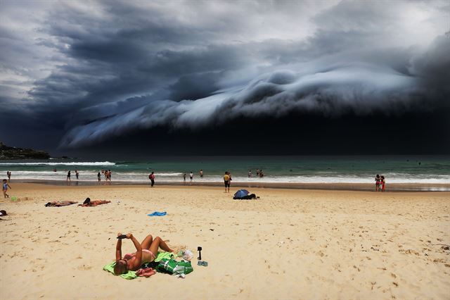 네이처 부분 1위 -'본디 해변 앞의 폭풍(Storm Front on Bondi Beach) ' 으로 데일리 텔리그라프의 로한 켈리 기자가 지난 2015년 11월 6일 호주에서 촬영했다. WWP AP 연합뉴스