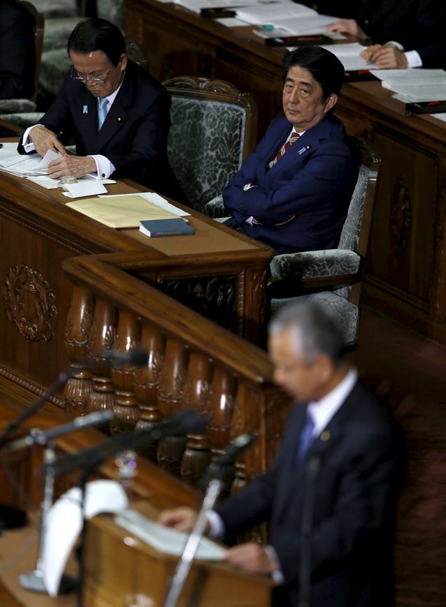 지난달 22일 국회 시정연설에 참석한 아베 총리가 정치자금 문제로 궁지에 몰려있던 측근인 아마리 아키라 경제재생담당장관의 연설을 지켜보고 있다. 도쿄=연합뉴스 자료사진