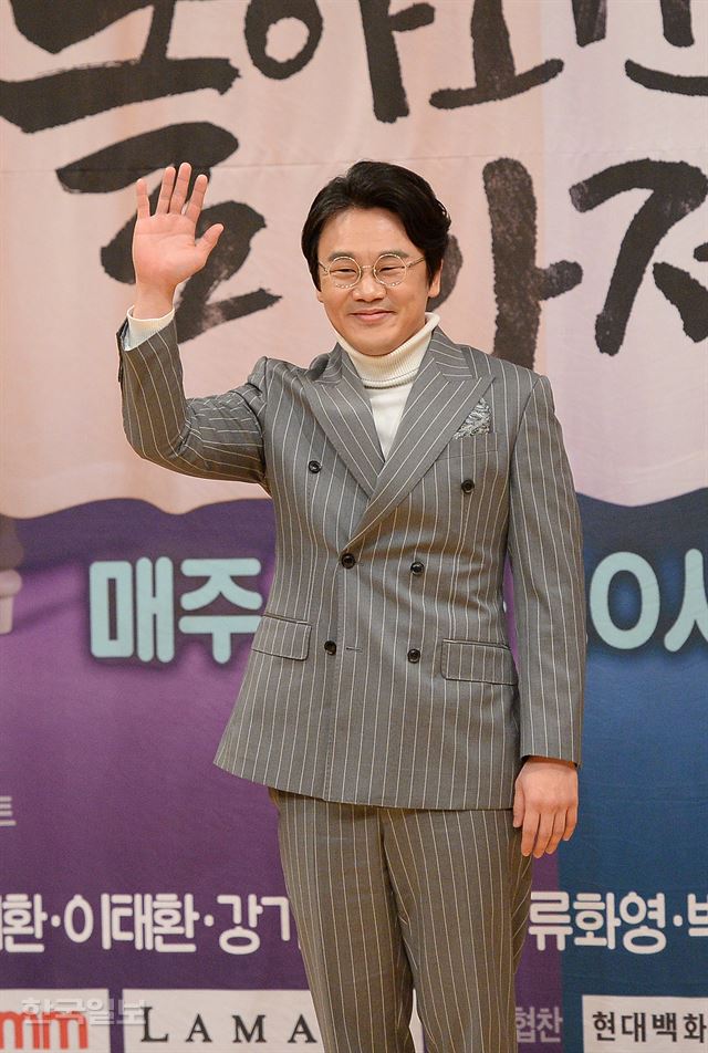 19일 오후 서울 목동 SBS사옥에서 드라마 '돌아와요 아저씨' 제작발표회가 열렸다. 배우 김인권이 인사하고 있다. 이정현 인턴기자