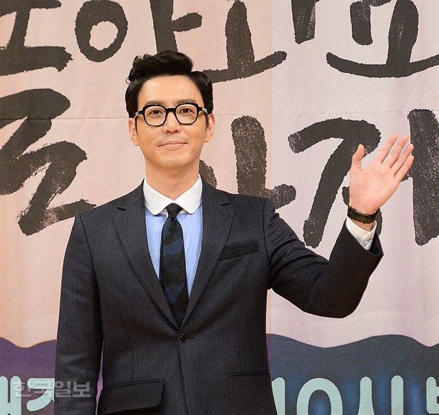 19일 오후 서울 목동 SBS사옥에서 드라마 '돌아와요 아저씨' 제작발표회가 열렸다. 배우 최원영이 인사하고 있다. 이정현 인턴기자