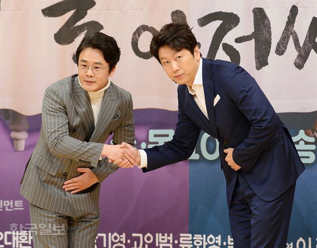 19일 오후 서울 목동 SBS사옥에서 드라마 '돌아와요 아저씨' 제작발표회가 열렸다. 극 중 저승에서 만나게 되는 김인권(왼쪽)과 김수로가 악수를 하고 있다. 이정현 인턴기자