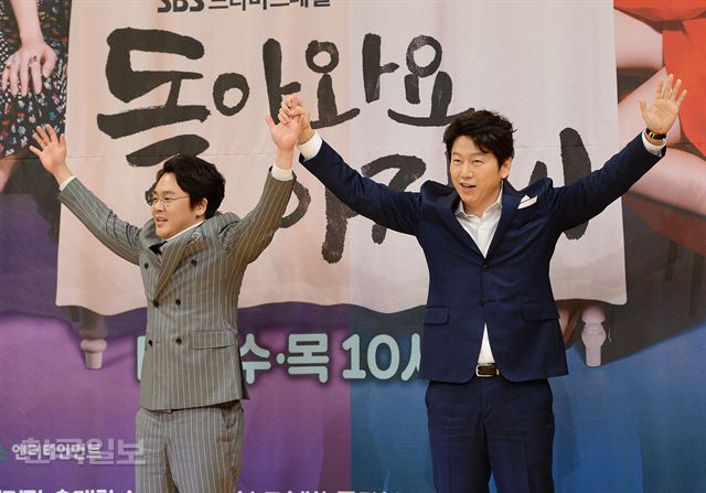 19일 오후 서울 목동 SBS사옥에서 드라마 '돌아와요 아저씨' 제작발표회가 열렸다. 배우 김인권(왼쪽)과 김수로가 만세를 부르고 있다. 이정현 인턴기자