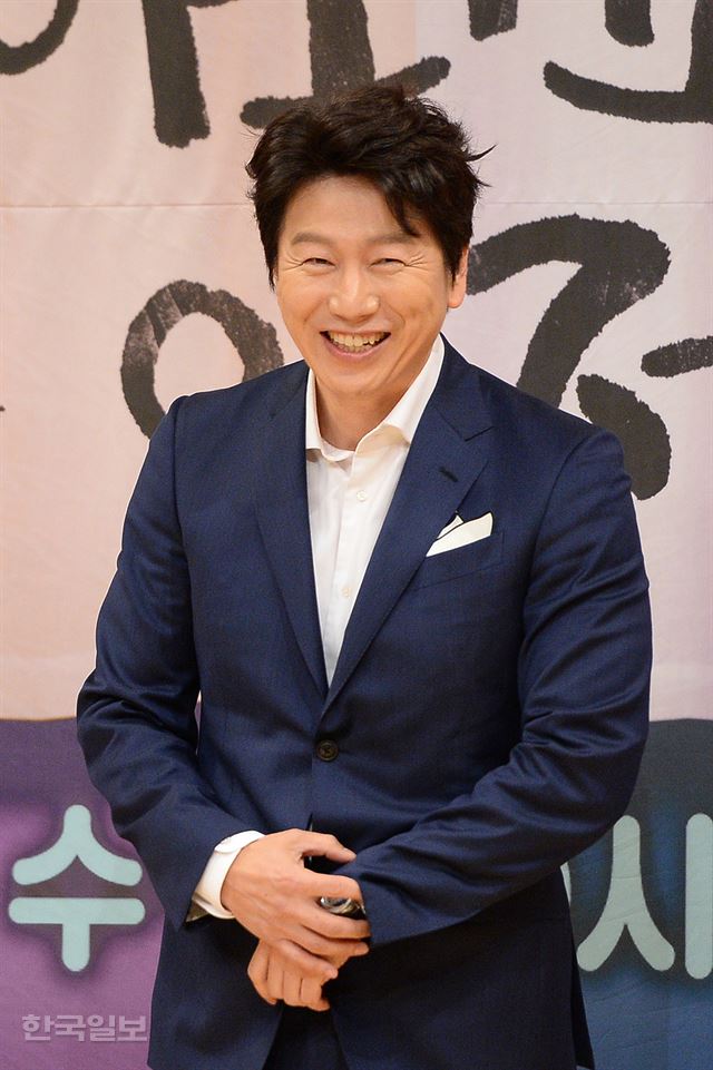 19일 오후 서울 목동 SBS사옥에서 드라마 '돌아와요 아저씨' 제작발표회가 열렸다. 배우 김수로가 인사하고 있다. 이정현 인턴기자