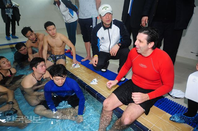 마크 리퍼트 주한 미국대사가 19일 오전 부산 영도구 영도국민체육센터에서 한국해양대 학생들과 수영을 한 뒤 대화를 나누고 있다. 부산=전혜원기자 iamjhw@hankookilbo.com