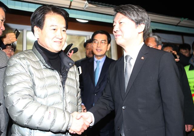 국민의당 안철수 공동대표와 정동영 전 의원이 18일 전북 순창군 복흥면 복흥산방에서 입당에 합의한 뒤 악수를 하고 있다. 연합뉴스