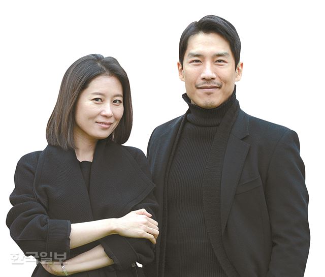 한불 합작 연극 '빛의 제국' 주인공을 맡은 문소리(왼쪽)와 지현준. 매일 달라지는 대본과 동선 때문에 연습하기 버겁지 않냐는 질문에 두 사람은 “기본을 놓치지 않으면 어떤 연출 방식도 같이 갈 수 있다”며 “얻는 게 많아 과수원에서 가방이 터져라 과일 따가는 느낌”이라고 말했다. 신상순 선임기자 ssshin@hankookilbo.com