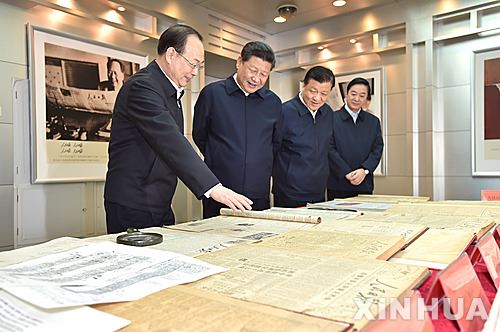 시진핑(왼쪽 두번째) 중국 국가주석이 지난 19일 베이징에 있는 인민일보 본사를 방문해 신문 발행의 역사에 대한 설명을 듣고 있다. 신화망