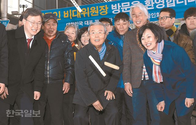 21일 오후 남구로시장 척사대회에 참가한 김종인 더불어민주당 비대위 대표가 윷을 던지고 있다.오른쪽 끝은 박영선 의원.고영권기자yougkoh@hankookilbo.com