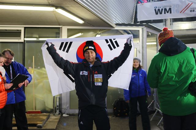 윤성빈(한국체대)이 19∼20일(한국시간) 이틀에 걸쳐 오스트리아 인스브루크 이글스 경기장에서 열린 2016 국제봅슬레이스켈레톤경기연맹(IBSF) 세계선수권대회에서 1∼4차 시기 합계 3분29초97의 기록으로 34명의 출전 선수 가운데 공동 2위에 올랐다. 아시아 스켈레톤 선수가 세계선수권 메달을 딴 것은 이번이 처음이다. 20일 시상식을 마친 뒤 윤성빈이 태극기를 들고 포즈를 취하고 있다. 대한봅슬레이스켈레톤경기연맹 제공