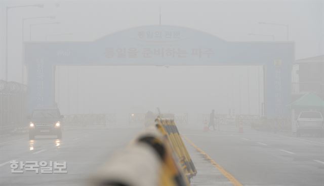 북한이 개성공단을 군사통제구역으로 선포하고 남측 인원 전원을 추방하는 조치를 취한 다음날인 12일 오전, 안개 자욱한 경기 파주시 통일대교 남단의 모습이 적막하다. 서재훈기자 spring@hankookilbo.com