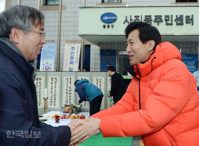 서울 종로에 출마한 새누리당 오세훈(오른쪽) 예비후보가 19일 종로구 사직동 주민센터에서 열린 동제에 참석한 주민들에게 인사 하고 있다. 신상순 선임기자ssshin@hankookilbo.com