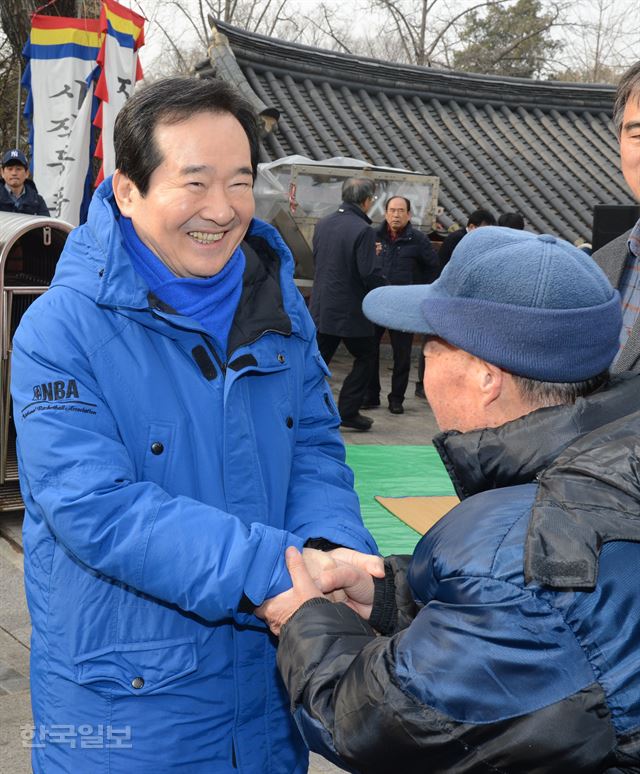 서울 종로에 출마한 정세균 더불어민주당 의원이 19일 종로구 사직동 주민센터에서 열린 동제에 참석한 주민들에게 인사하고 있다. 신상순 선임기자ssshin@hankookilbo.com