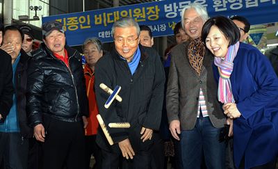 21일 오후 남구로시장 척사대회에 참가한 김종인(가운데) 더불어민주당 비대위 대표가 윷을 던지고 있다. 고영권기자 yougkoh@hankookilbo.com