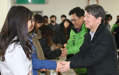 안철수 국민의당 공동대표가 21일 오후 경기도 군포시 군포시자원봉사센터에서 열린 학부모와의 간담회에서 참석자들과 인사하고 있다. 군포=연합뉴스