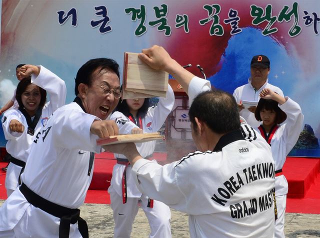 김관용 경북도지사가 2014년 7월 독도에서 태권도 퍼포먼스를 통해 일본의 망언에 대한 결연한 의지를 보여주고 있다. 경북도 제공/2016-02-16(한국일보)