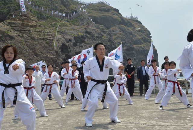 김관용 경북도지사가 2014년 7월 독도에서 태권도 퍼포먼스를 통해 일본의 망언에 대한 결연한 의지를 보여주고 있다. 경북도 제공/2016-02-16(한국일보)