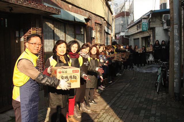 2015년 12월 대구 중구의 한 쪽방촌에서 대구어린이집연합회 회원들과 생필품을 지원하고 있는 윤준수 원장