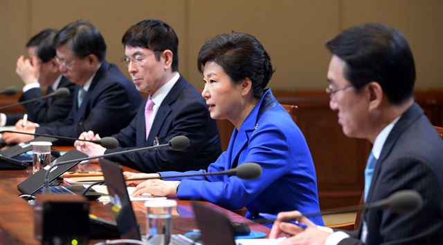 박근혜 대통령이 22일 오전 청와대에서 열린 수석비서관회의에 모두발언을 하고 있다. 홍인기기자 hongik@hankookilbo.com