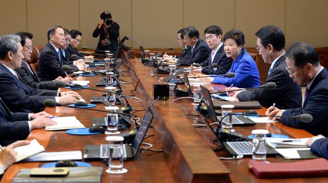 22일 오전 청와대에서 열린 수석비서관회의에 박근혜 대통령이 모두발언을 하고 있다. 홍인기기자 hongik@hankookilbo.com