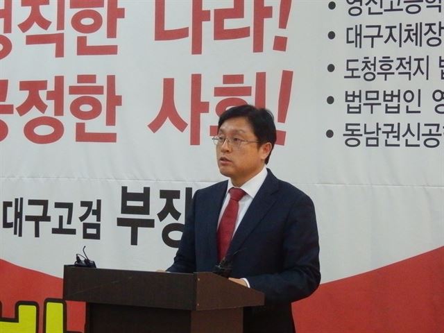 박형수 예비후보(대구 북구 갑)가 22일 선거사무소에서 기자회견을 통해 공직선거법 개정 입법 청원서 제출에 관해 말하고 있다.