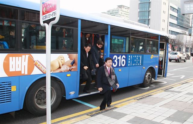 권선택 대전시장이 시내버스 승객 증가를 위한 '투투 버스데이'인 22일 시내버스를 이용해 출근하고 있다. 대전시 제공