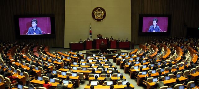 박근혜 대통령이 16일 오전 국회 본회의장에서 안보위기 등과 관련해 '국정에 관한 국회 연설'을 하고 있다. 연합뉴스