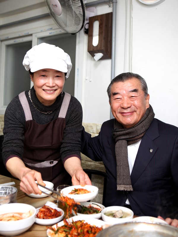 ‘대복닭한마리’ 식당을 찾은 이기수 전 고려대 총장과 식당 여주인 임찬례씨. 제17대 고려대 총장, 사립대총장협의회장, 중국연변과학기술대 러시아모스크바국립대 미국조지워싱턴대 등 국내외 대학의 명예교수 및 석좌교수, 대법원 양형위원장 등을 역임한 이기수 전 총장은 한국의 의식주 전통문화를 가꾸는 것은 헌법에 규정된 법률이자 사회적 규범이라고 지적했다.