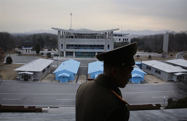 북한 평양에 지사를 준 AP 통신이 북한 당국의 허가를 받고 DMZ 북측 통제 지역에 진입해 북 핵실험 이후 달라진 풍경과 군인과의 인터뷰 내용을 소개했다.사진은 22일(현지시간) 최근 핵실험과 정거리 미사일 발사 이후 비무장지대 상황에 대해 설명을 하고 있는 남동호 북한군 중좌의 모습. AP 연합뉴스