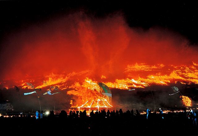 제주의 대표축제인 제19회 제주들불축제가 다음달 3일부터 나흘간 제주시 새별오름에서 열린다. 사진은 지난해 들불놓기 행사 장면. 제주시 제공.