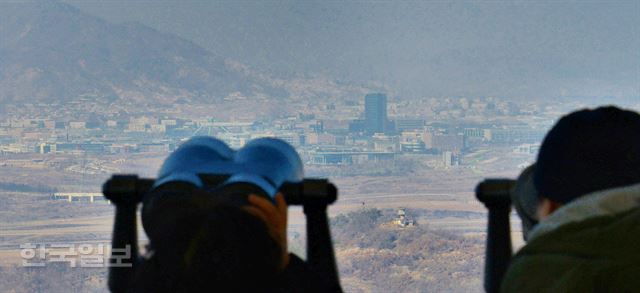 지난달 6일 북한의 4차 핵실험 직후 중단된 도라산전망대 관광이 허용된 23일 오후 경기 파주 도라산 전망대를 찾은 중국 관광객들이 북녘을 살펴보고 있다. 서재훈기자